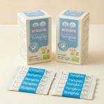 Hai hộp men vi sinh Yungbio Baby Plus Hàn Quốc và các gói cốm 1.3g tiện lợi.